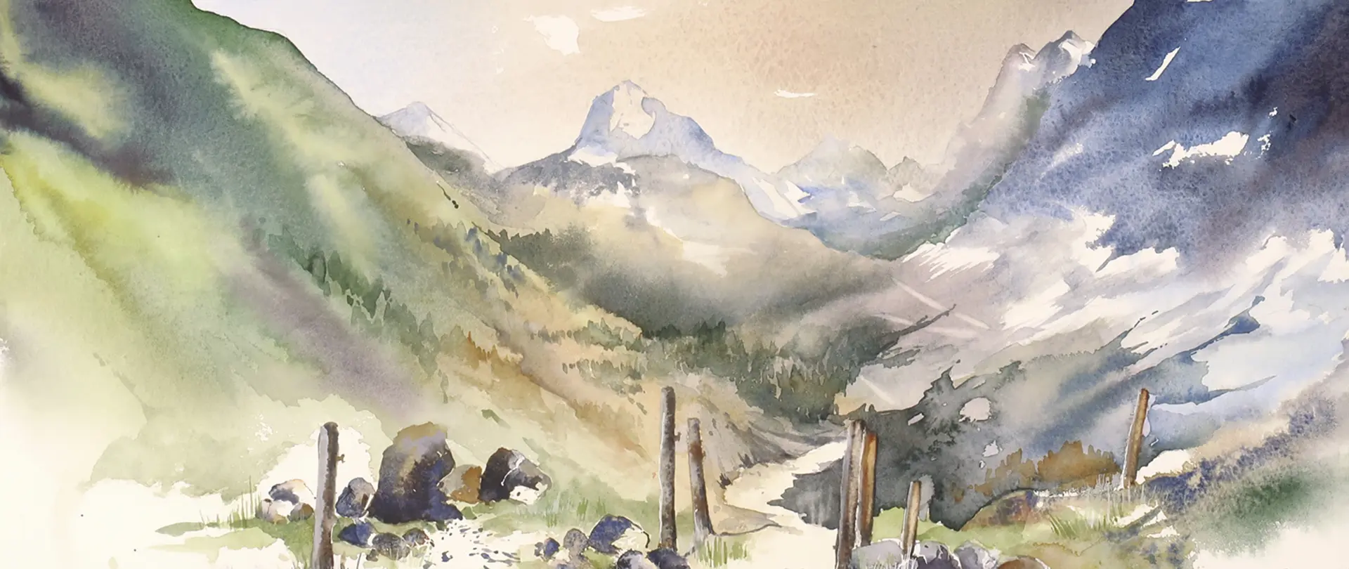 Aquarellmalerei einer Gebirgslandschaft mit bewaldeten Hügeln, schneebedeckten Gipfeln und einem Pfad zwischen Holzzäunen im Tal