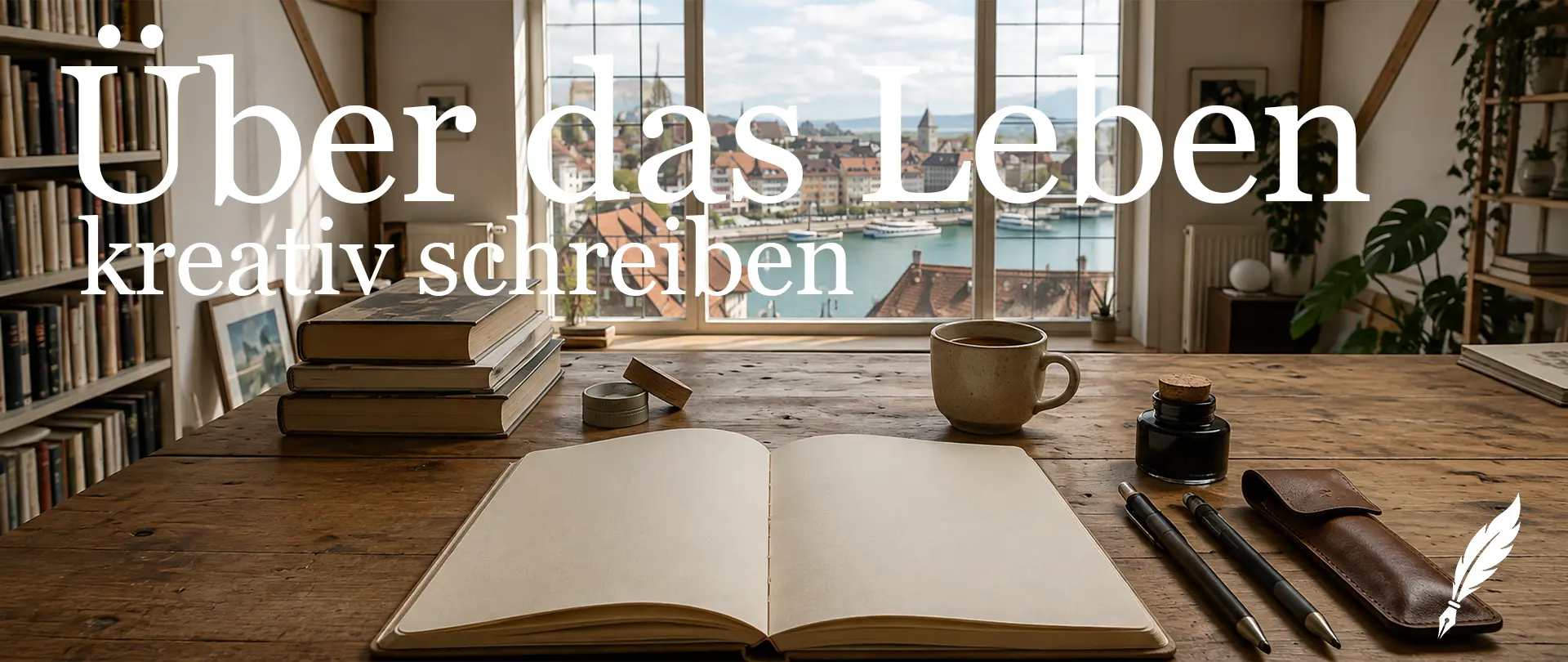 Offenes Notizbuch auf Holztisch mit Stift, Tasse und Blick auf Stadt und Wasser, Symbol für kreatives autobiografisches Schreiben im Kurs "Herzensgeschichten"