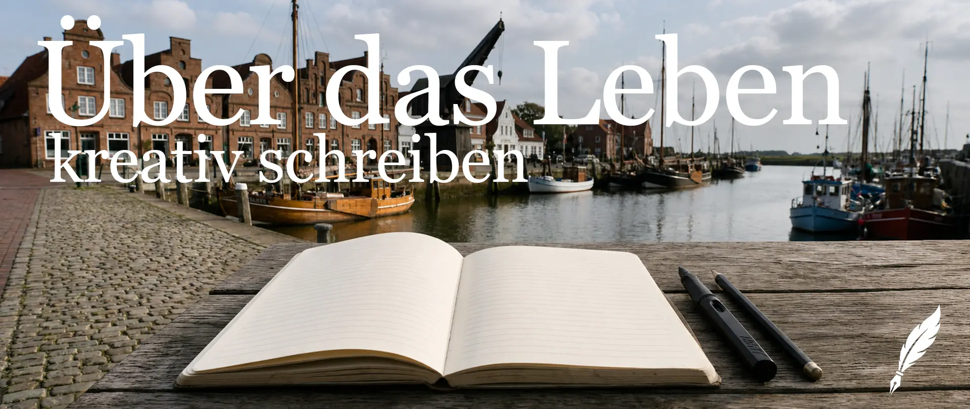 Offenes Notizbuch und Stifte auf Holztisch mit Hafen im Hintergrund als Symbol für kreatives, autobiografisches und spielerisches Schreiben ohne Bewertung