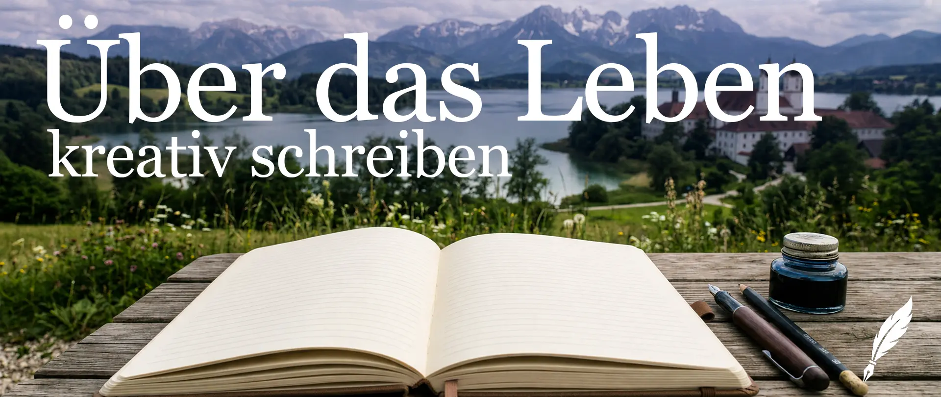 Offenes Notizbuch mit Stift, Tinte und Feder vor Bergpanorama und Fluss, als Symbol für kreatives autobiografisches Schreiben und persönliche Lebensentdeckung