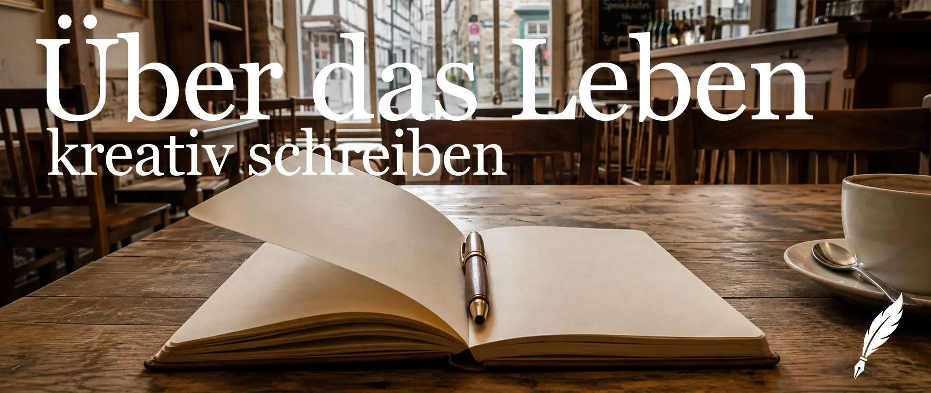 AT2027 27 30. Mai · Mechthild Messer · Hattingen · Biografisches Schreiben, Schreiben, Schreibwerkstatt, Kreatives Schreiben · Deutsch Autobiografisches Schreiben – Die Würze meines Lebens Offenes Notizbuch mit Stift auf Holztisch in gemütlichem Café als Symbol für kreatives autobiografisches Schreiben und persönliche Schreibreise