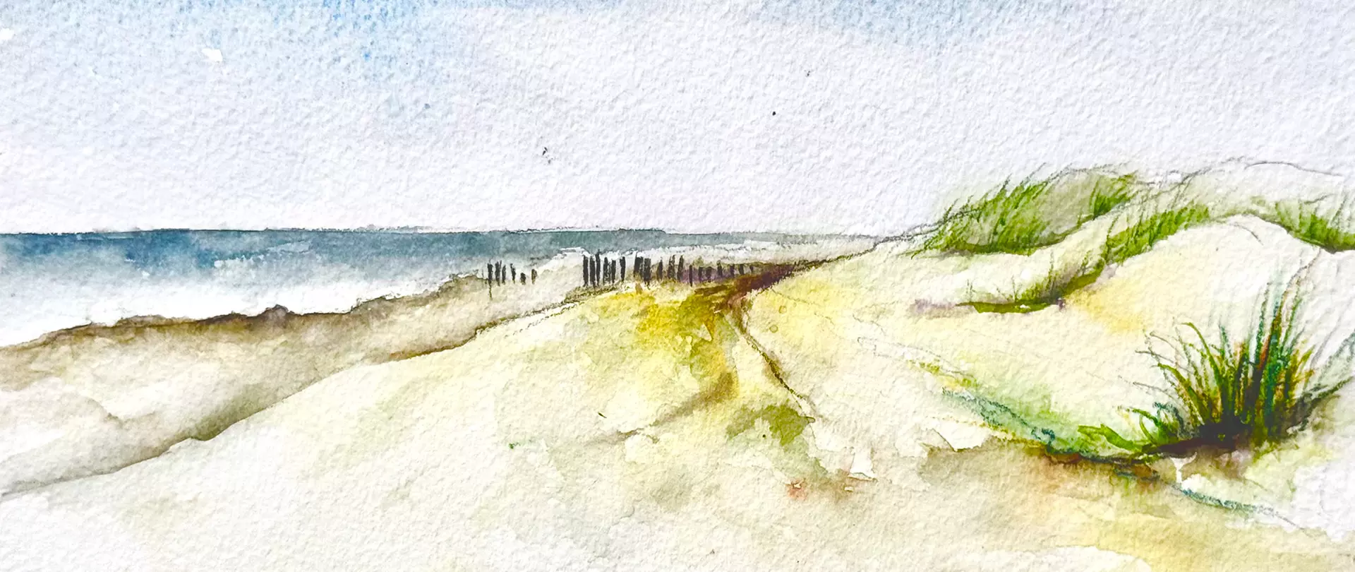 Lockeres Aquarell einer Dünenlandschaft mit Sand, Grasbüscheln, Dünen, und Meer im Hintergrund gemalt von artistravel Dozentin Anita Hoerskens