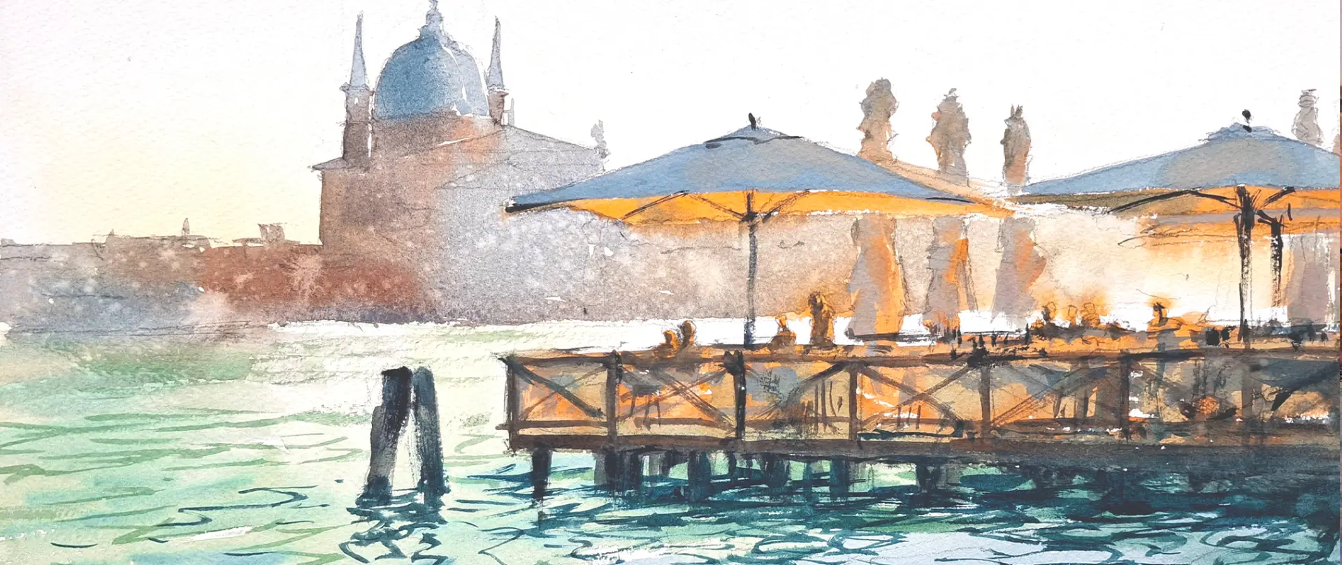 Venedig bei Sonnenuntergang mit Aquarell-Skizze eines Cafés an der Lagune und der Kuppel einer historischen Kirche im Hintergrund