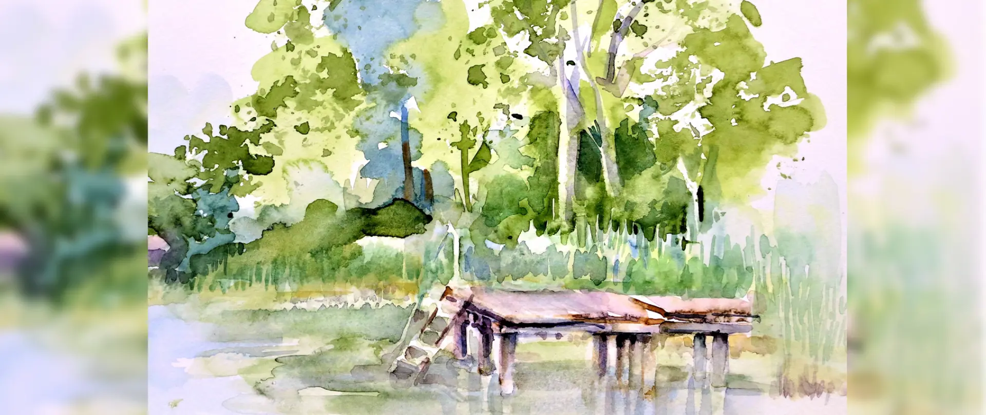 Holzsteg an einem Seeufer vor Bäumen in einer sanften, detailarmen Aquarell-Landschaft mit Licht- und Farbgestaltung Holzsteg an einem Seeufer vor Bäumen in einer sanften, detailarmen Aquarell-Landschaft mit Licht- und Farbgestaltung