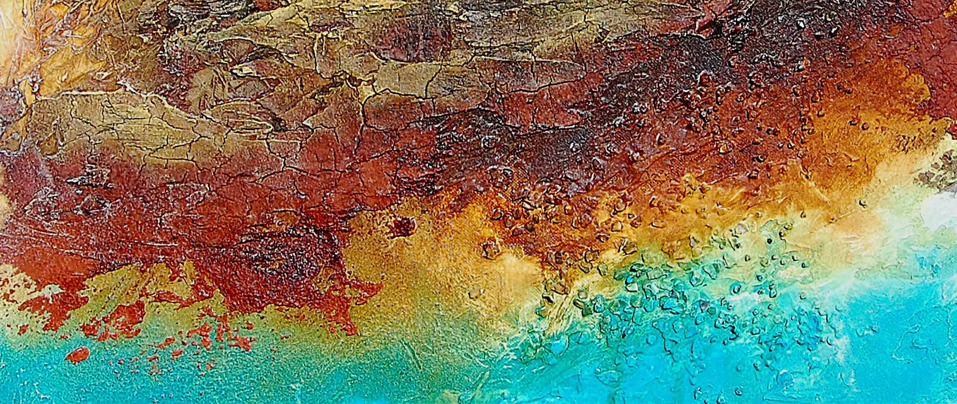 Abstraktes Kunstwerk mit kräftigen Schichtungen aus erdigen Rottönen, gelben Nuancen und kontrastierendem Blau in strukturierter, experimenteller Maltechnik