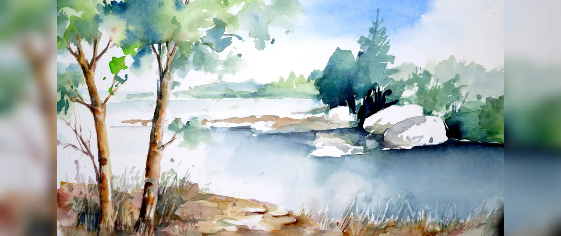Landschaftsgemälde mit See, Bäumen und Felsen in sanften Aquarellfarben, das lichtdurchflutete Natur und harmonische Farbgestaltung zeigt