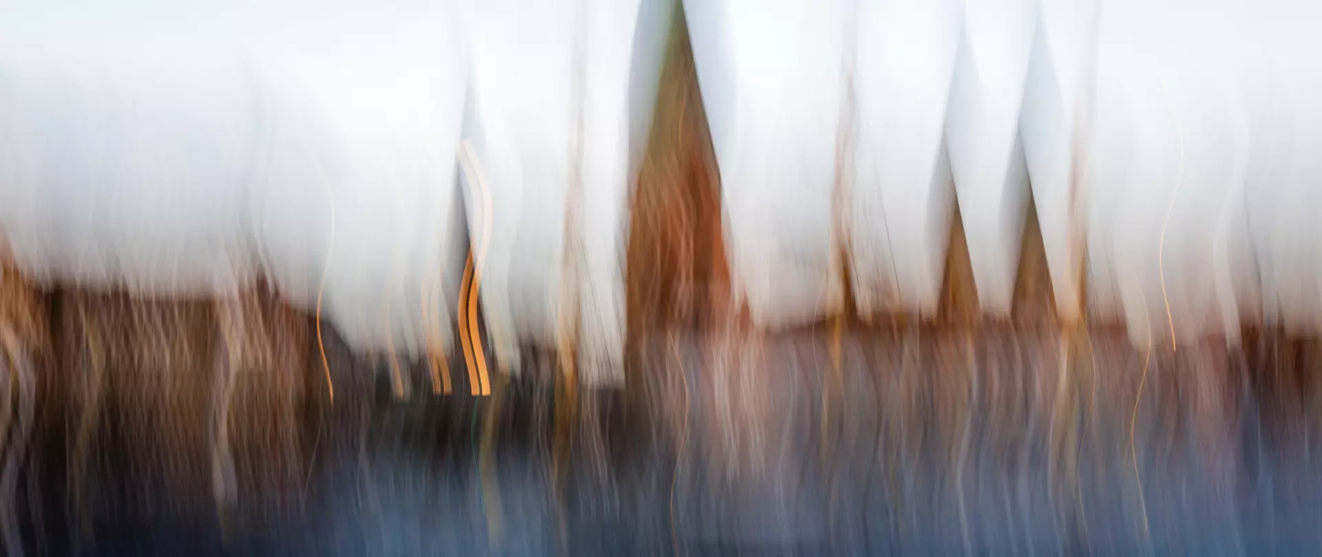 unscharfe Langzeitbelichtung von Menschen und Architektur mit verschwommenen Lichtern als kreative Kamera-Malerei (ICM)