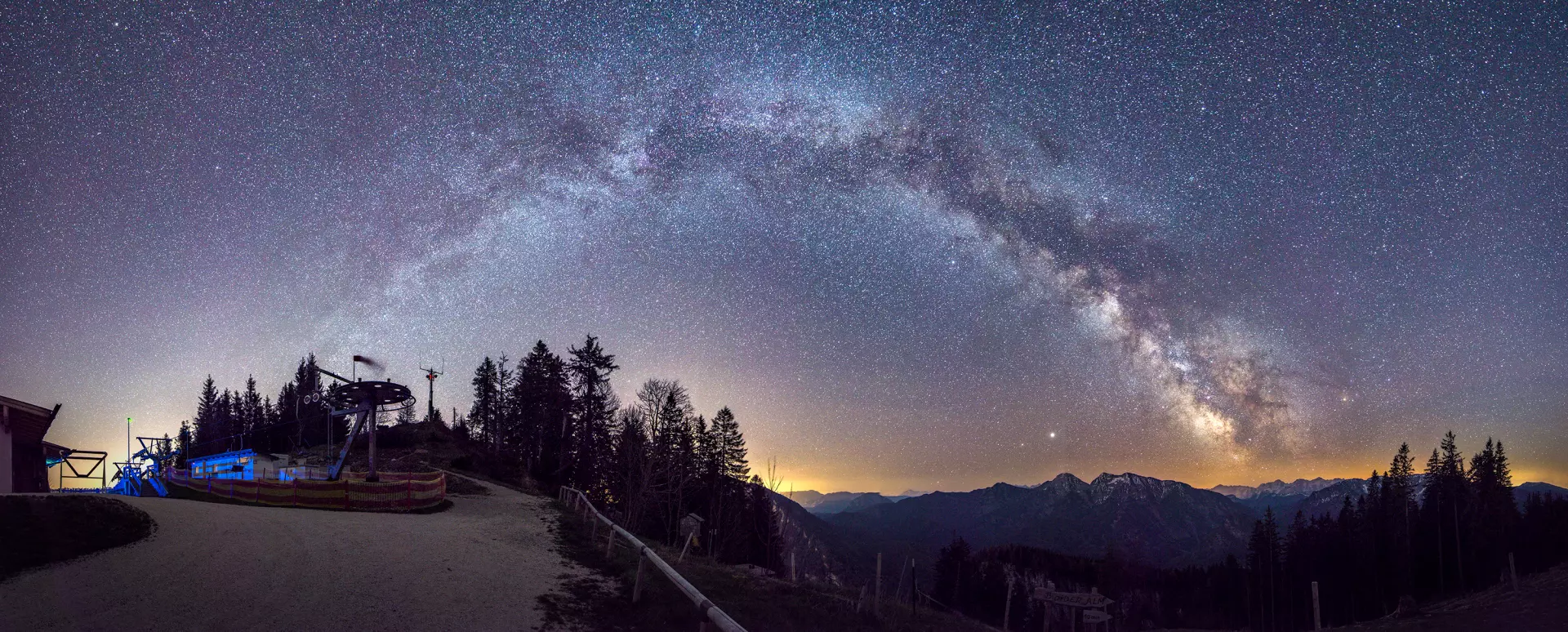 Panorama der Milchstraße über den Berchtesgadener Alpen bei Nacht mit klarer Sternenhimmel und Bergsilhouette