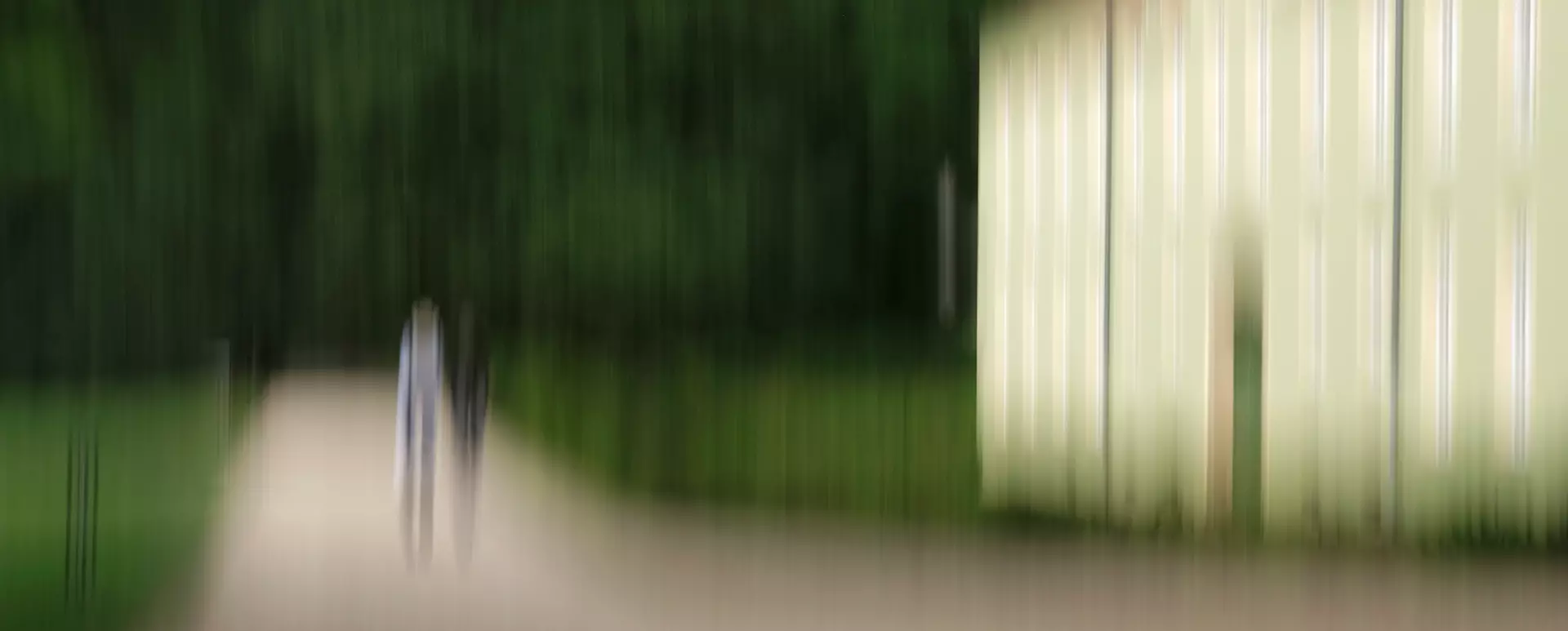 Künstlerische Aufnahme eines Gebäudes mit Menschen in Langzeitbelichtung