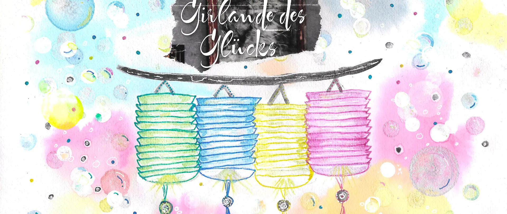 Bunte Papierlaternen hängen an einer Schnur vor einem pastellfarbenen, mit Seifenblasen und Lichtreflexen dekorierten Hintergrund