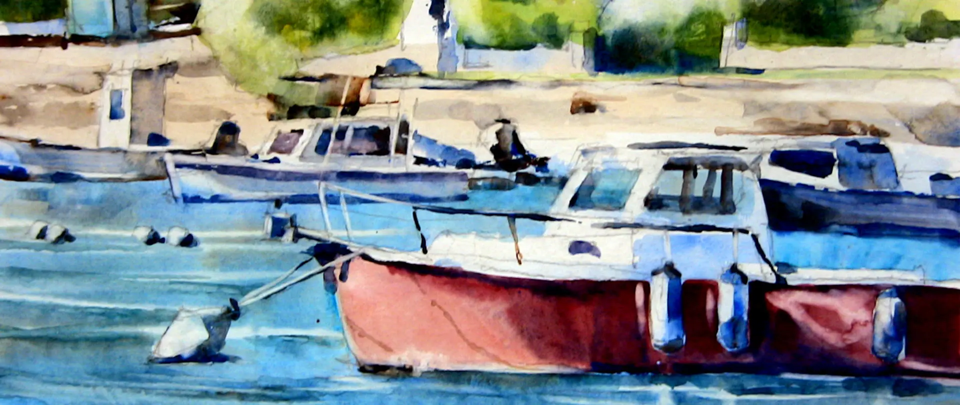 Mehrere bunte Boote liegen malerisch auf dem Wasser vor einer grün bewachsenen Uferpromenade, Aquarellstil, stimmungsvolle Freiluft-Szene