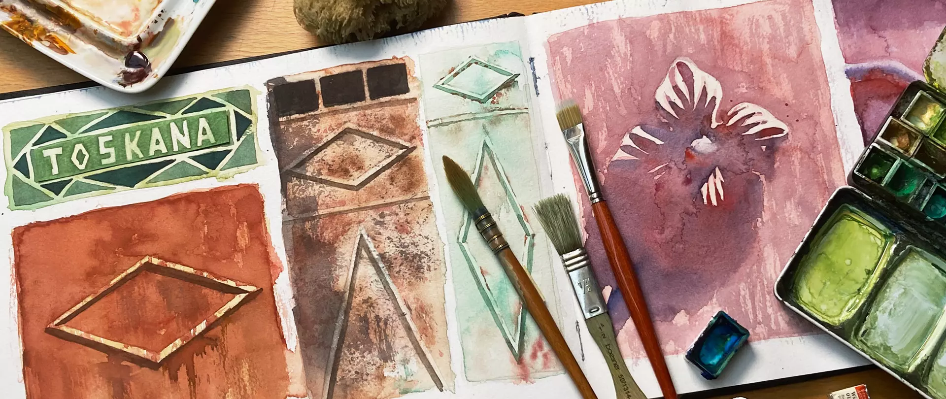 Aquarellskizzen und Pinsel auf Papier mit Tuschefarben, inspiriert von der Toskana