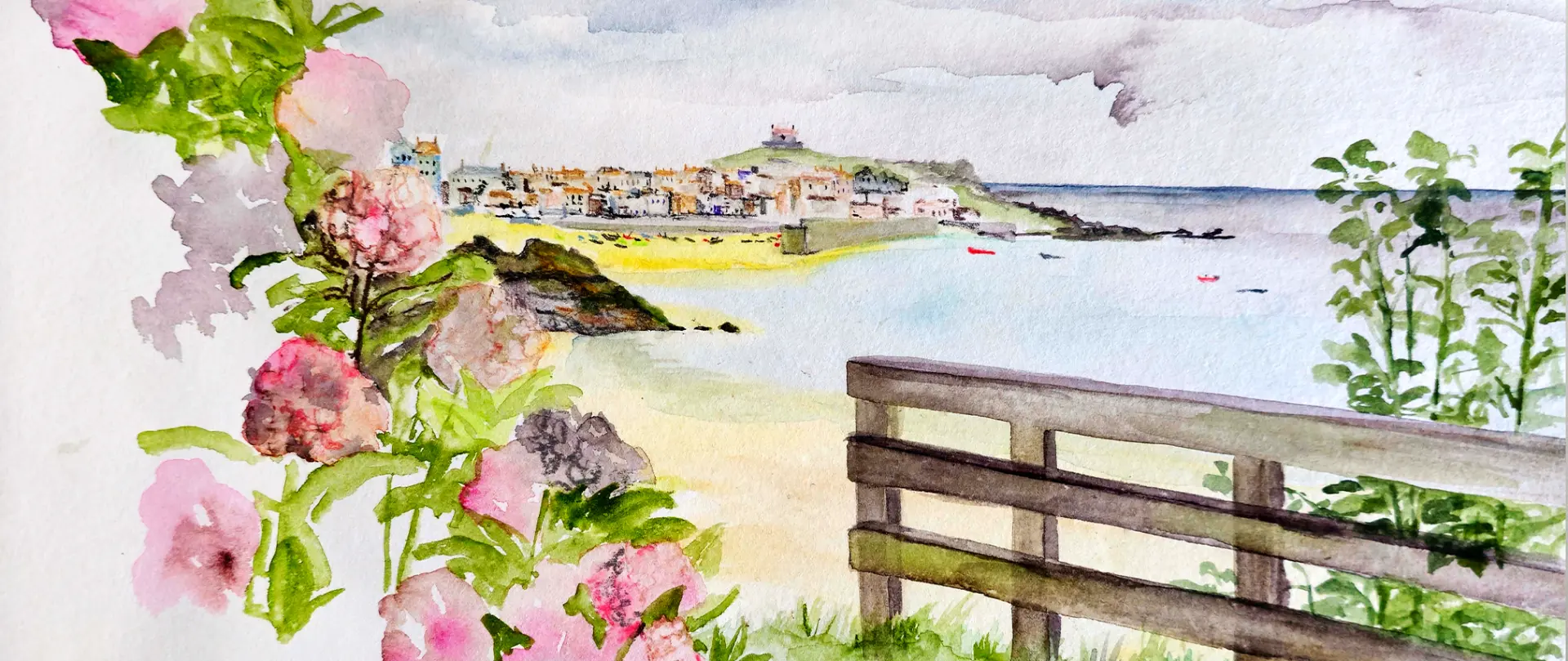 Frühlingshafte Aquarell-Landschaft mit blühenden Pflanzen, zartem Grün, einem Holzgeländer und Blick auf eine Küstenstadt am Meer
