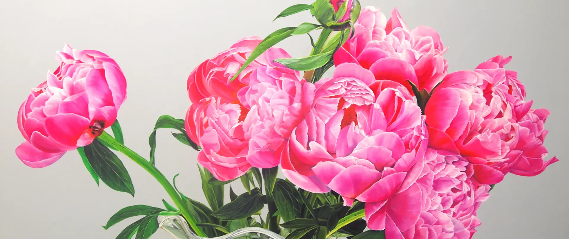 Unbenanntes Projekt Leuchtend pinke geölte Pfingstrosenblüten mit grünen Blättern vor hellem Hintergrund, gemalt mit verschiedenen Maltechniken für Blumen- und Naturdarstellung