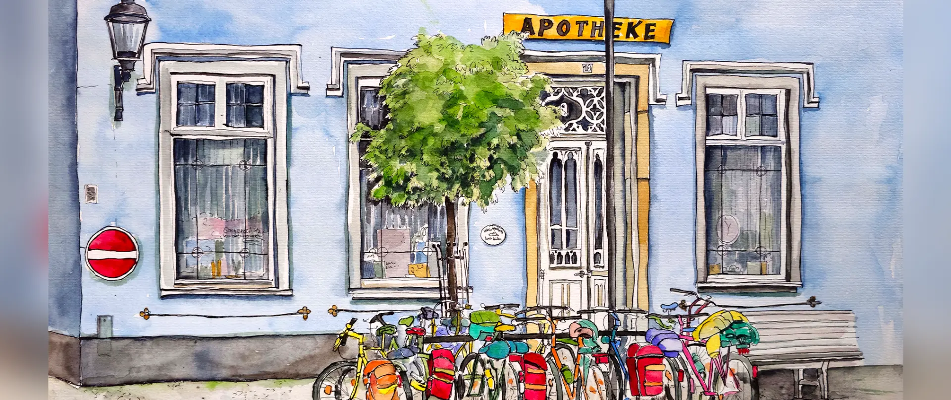 Fahrräder vor einer Apotheke mit verwitterter Fassade, Baum und Fenstern in Aquarelltechnik skizziert, vermittelt den Charme Potsdams und besondere Lichtstimmungen