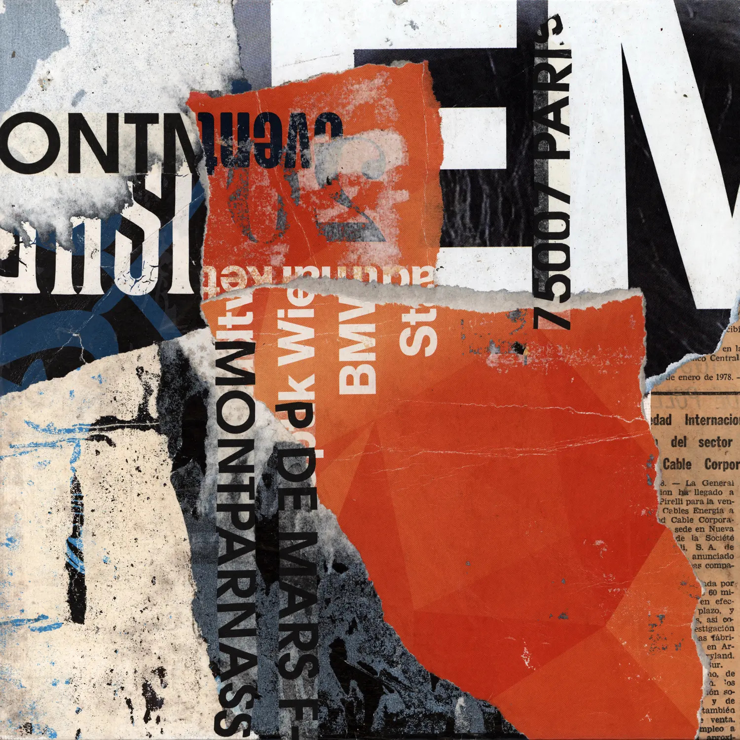Collage aus zerrissenen Papierstücken mit verschiedenen Textfragmenten, Druckfarben und abstrakten Formen in Orange, Schwarz, Weiß und Blau