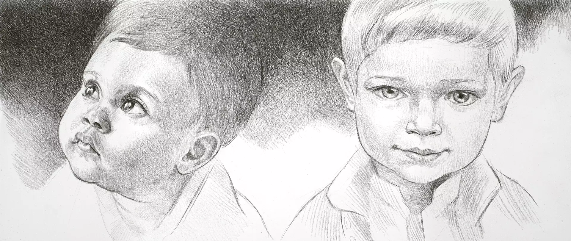 Zwei detailreiche Bleistiftzeichnungen von Kindern mit unterschiedlichen Gesichtsausdrücken und Proportionen als Beispiel für Kinderportraits