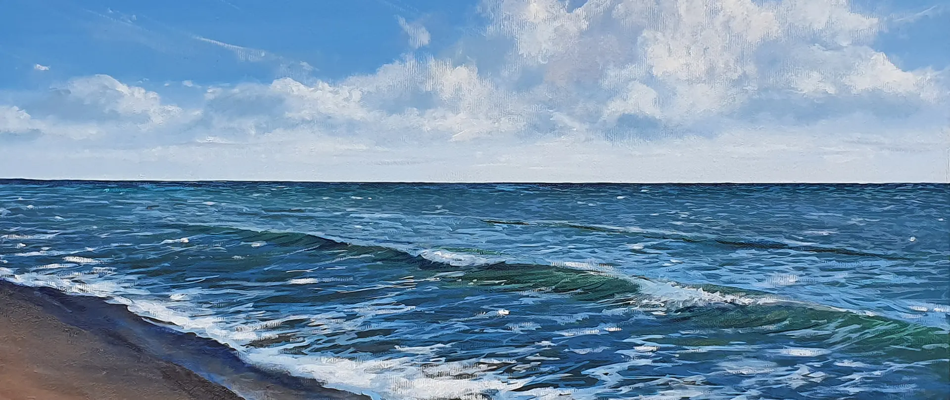 Meer mit Brandung und Meereswellen unter wolkigem Himmel, das die Stimmung von Weite und Naturgewalt vermittelt