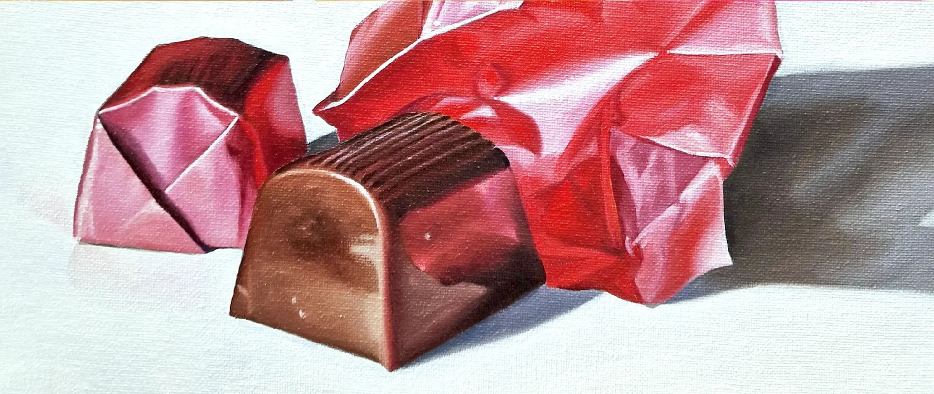realistische Ölmalerei eines halben Schokoladenstücks mit roter, glänzender Papierverpackung auf hellem Untergrund