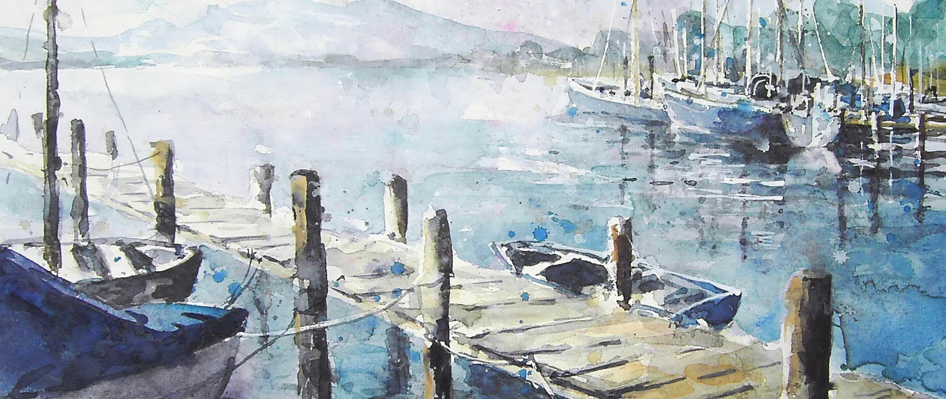 Aquarellbild eines Bootsanlegers mit Segelbooten und sanfter Lichtstimmung, das Landschaft und Architektur in lockerer Malweise kombiniert