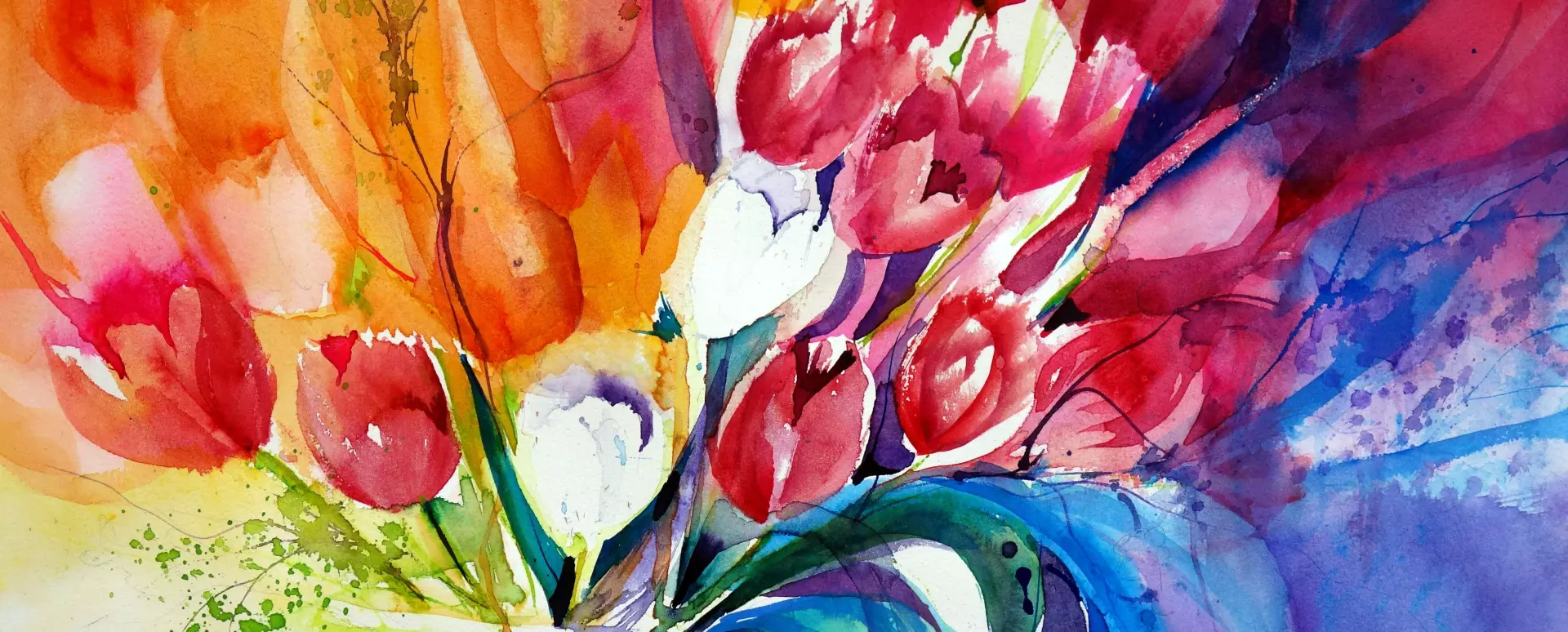Bunte Aquarellmalerei eines lebendigen Tulpenstraußes mit kräftigen Rot-, Orange- und Blautönen – florale Frühlingskunst mit expressivem Stil.