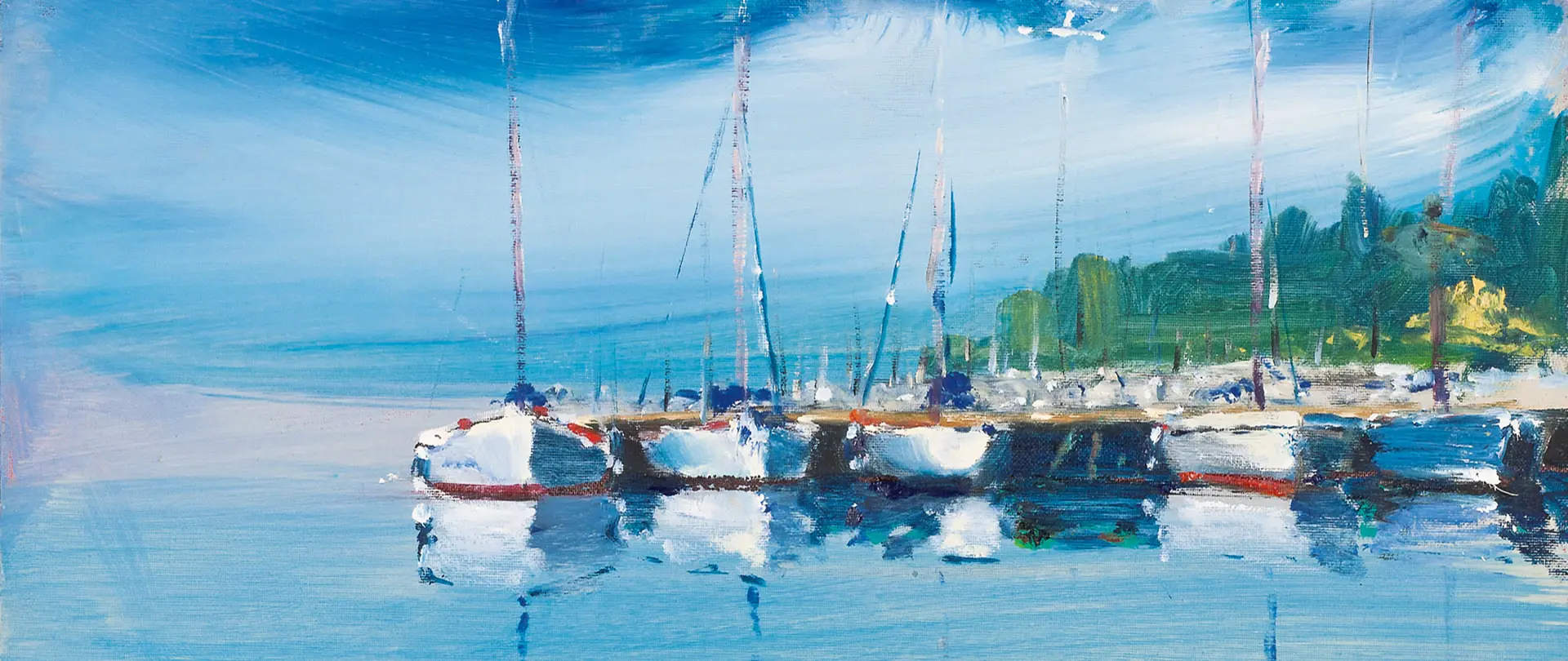 Segelboote im Hafen vor bewaldetem Ufer, impressionistisch gemalt mit leuchtenden Blau- und Grüntönen als malerisches Kunstwerk