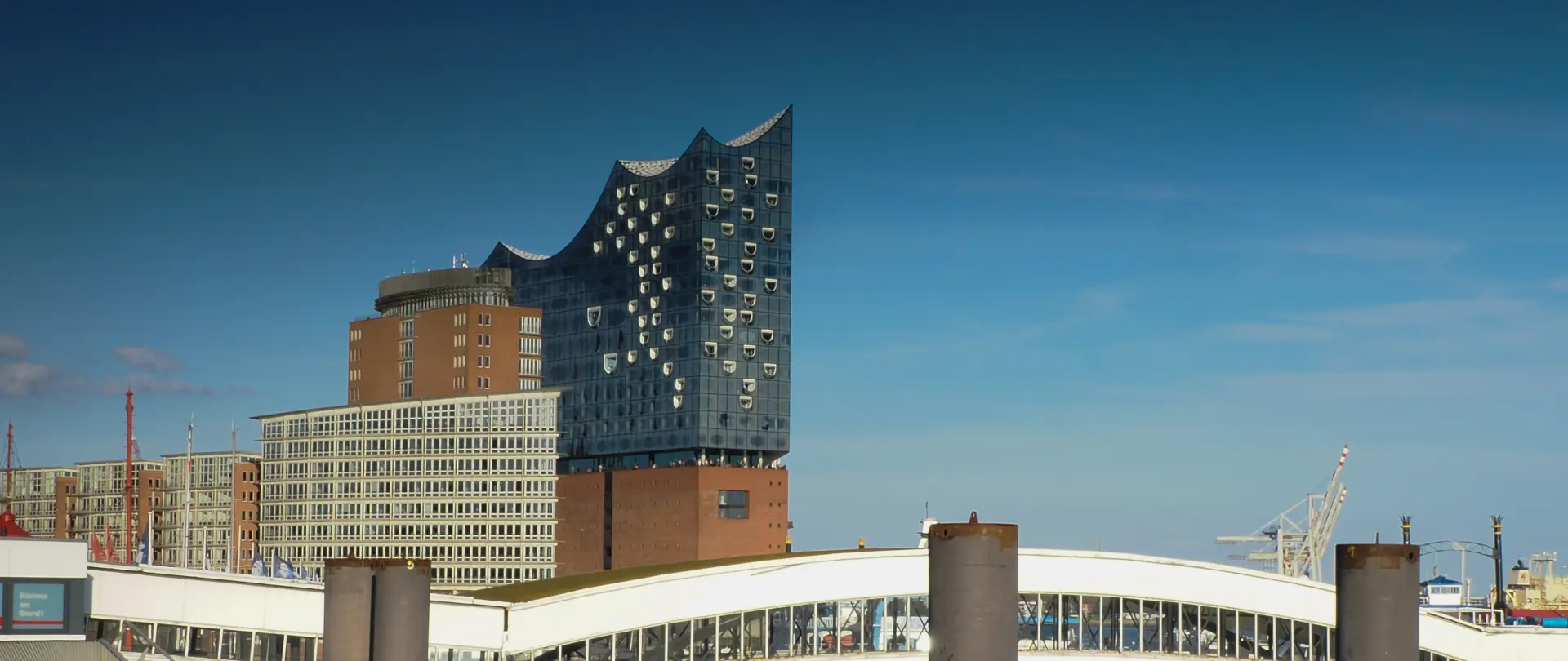 Moderne Hamburger Architektur mit der Elbphilharmonie, Hafenkulisse und blauem Himmel als Symbol für Fotokurs Entdeckungsreise Hamburg