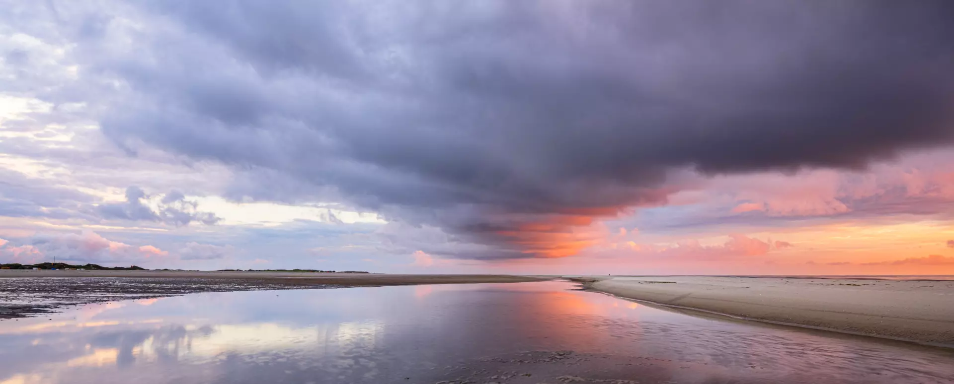 weiter Sandstrand bei Abendlicht, weitwinklig und kreativ fotografiert von artistravel Dozent Helmut Kruse
