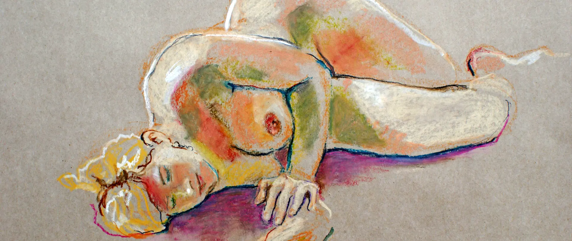 Portrait & Akt Aktzeichnung einer liegenden Frau mit lebhaften Pastellfarben auf braunem Hintergrund, betont Formen und Licht im Freien zeichnerisch erlebt