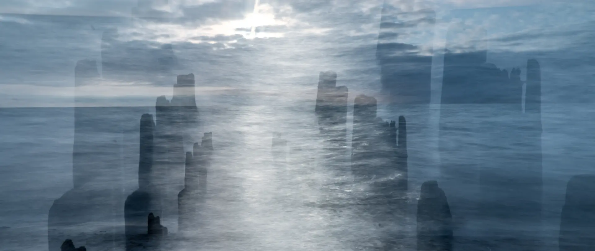Küstenlandschaft bei Prerow mit verschwommenen Pfählen im Wasser und wechselnden Licht- und Wasserbewegungen im Gezeitenrhythmus