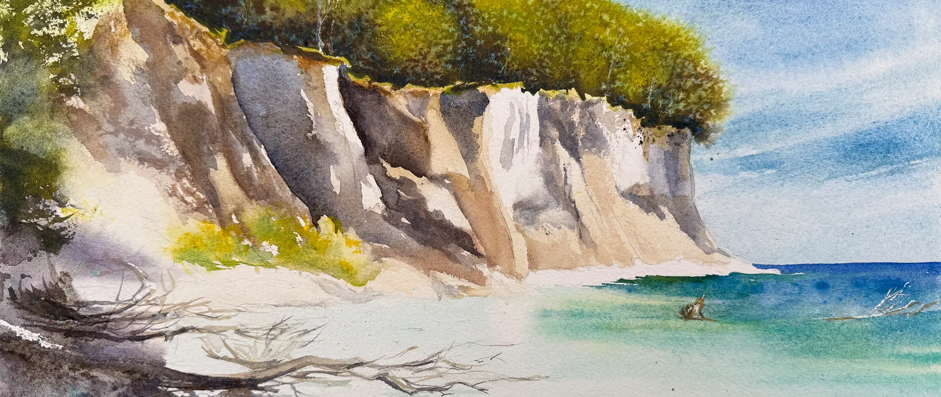 Küste von Rügen mit weißen Kreidefelsen, grünen Bäumen und klarem Meer, aquarelliert von Ulrike Walther