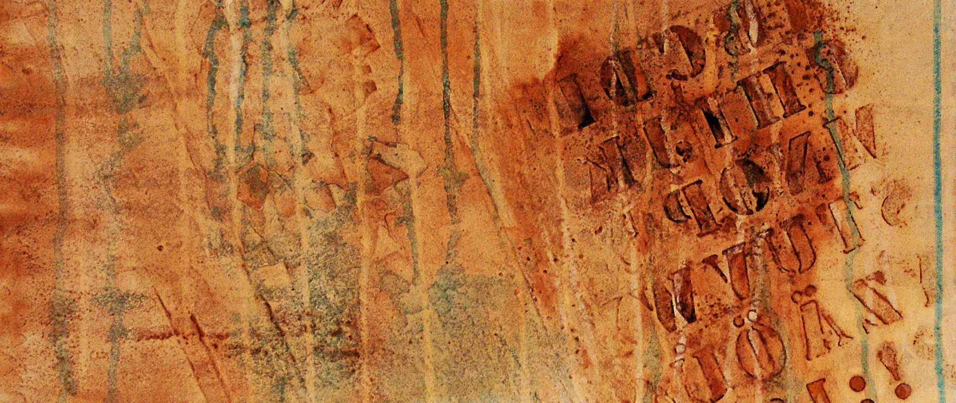 Rostige Oberfläche mit rauen Strukturen und Schichten in warmen Orange- und Brauntönen als Inspiration für abstrakte Malerei