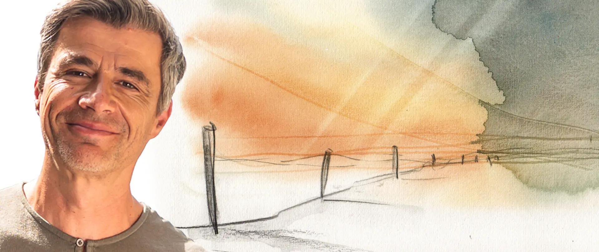 Mann vor Aquarellskizze mit Pfählen und dramatischem Himmel in Orange- und Grautönen, symbolisch für den Kurs Himmel, Wind & Wetter sketchen