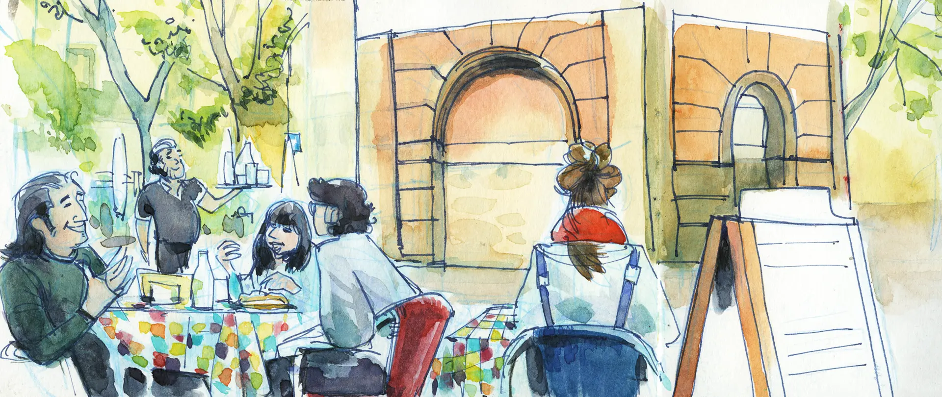 Mehrere Personen und ein Kellner beim Skizzieren und lebendigen Urban Sketching in einem Straßencafé vor historischen Gebäuden mit farbenfrohen Details