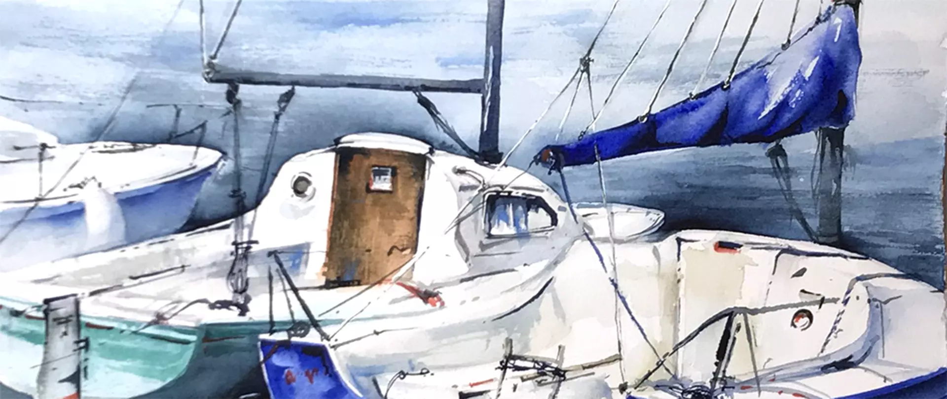 Aquarell eines Segelbootes mit blauem Segel und weißen Rümpfen im Hafen erstellt von artistravel Dozentin Sabine Ziegler