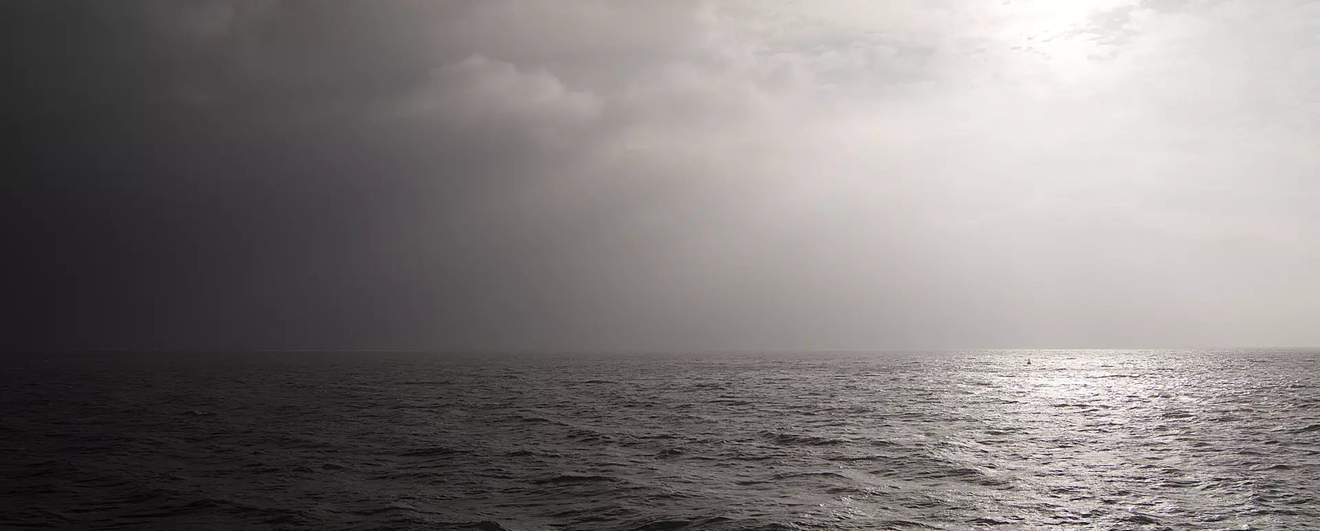 Offenes Meer fotografiert bei Gewitterstimmung und mit Wasserspiegelung und Lichteinfall