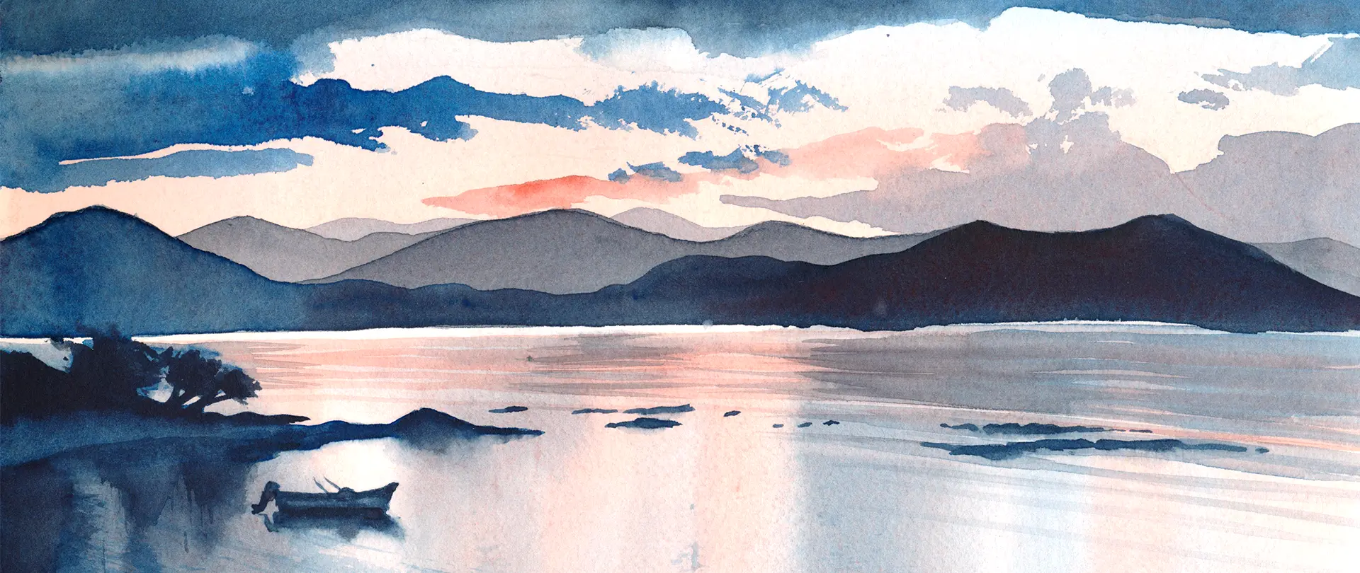 Sanfte Aquarell-Landschaft mit Meer, Hügeln im Hintergrund und warmem Abendlicht, das eine ruhige Lichtstimmung am Wasser erzeugt