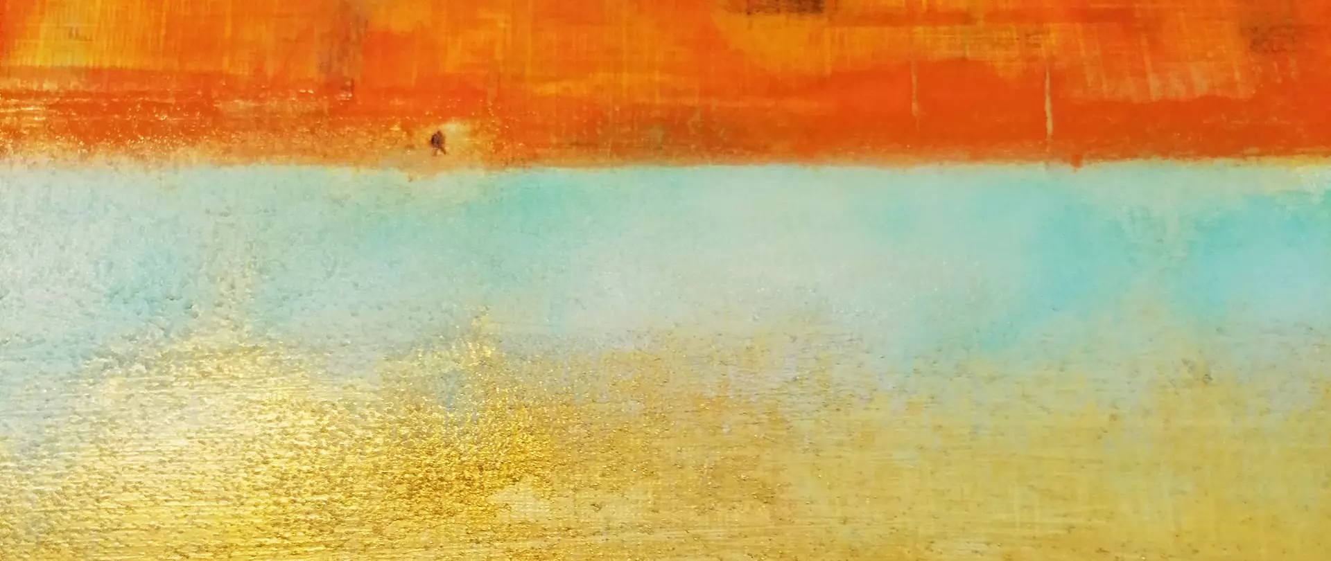 Abstrakte Farbverläufe in Orange, Blau und Gold spiegeln kreatives Spiel mit Farbe, Gold und Papier in künstlerischer Komposition wider