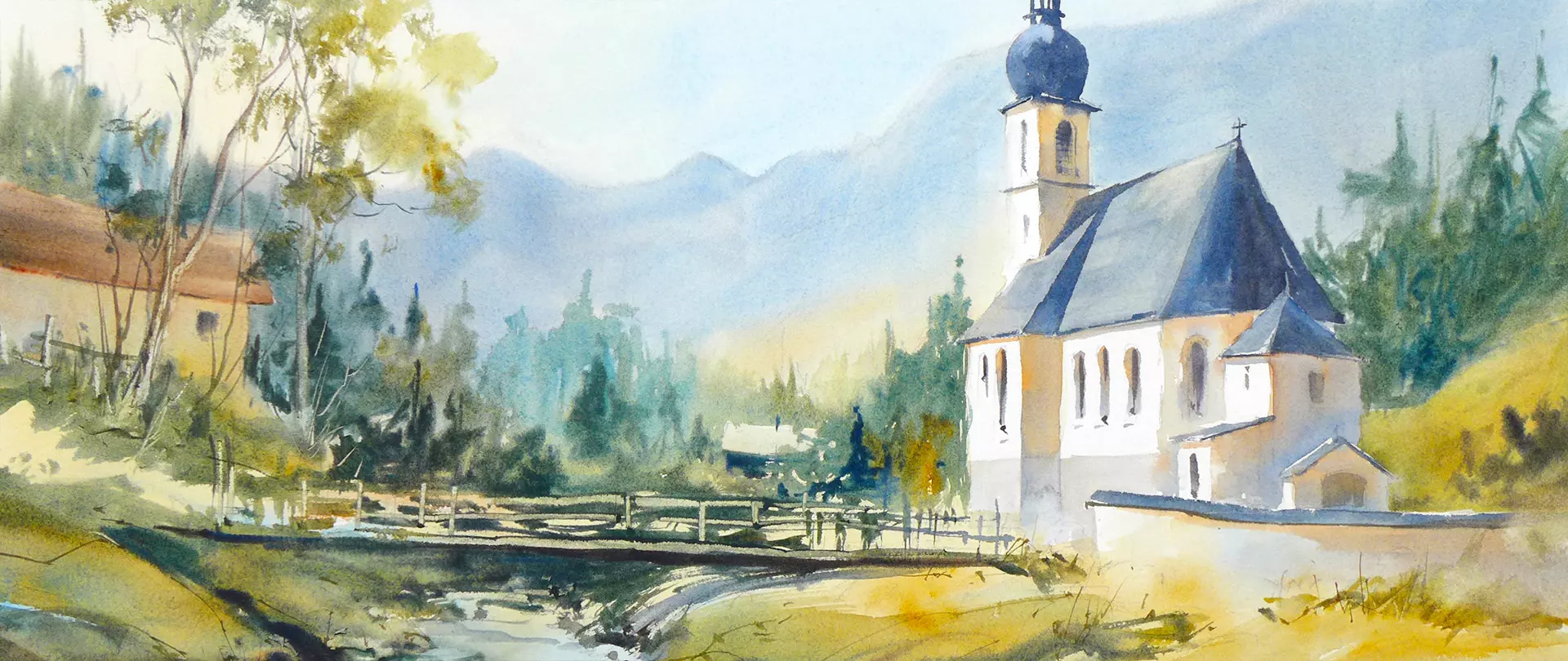 Aquarellmalerei einer Kirche mit Turm, Holzbrücke über Bach und Berglandschaft mit Bäumen im sanften Morgenlicht