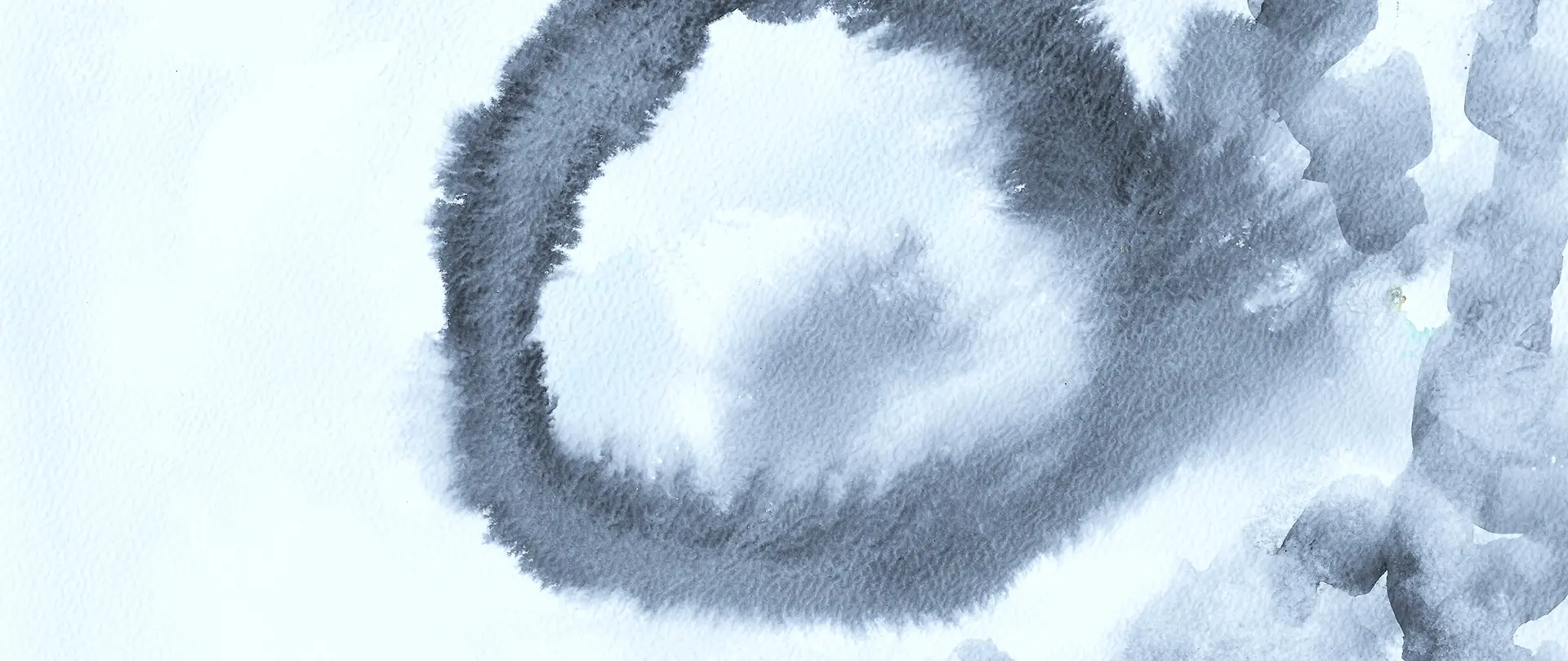 Abstrakte Aquarellzeichnung mit fließenden graublauen Linien symbolisiert die Verbindung von Atem, Pinselbewegung und Selbstwahrnehmung im Kurs