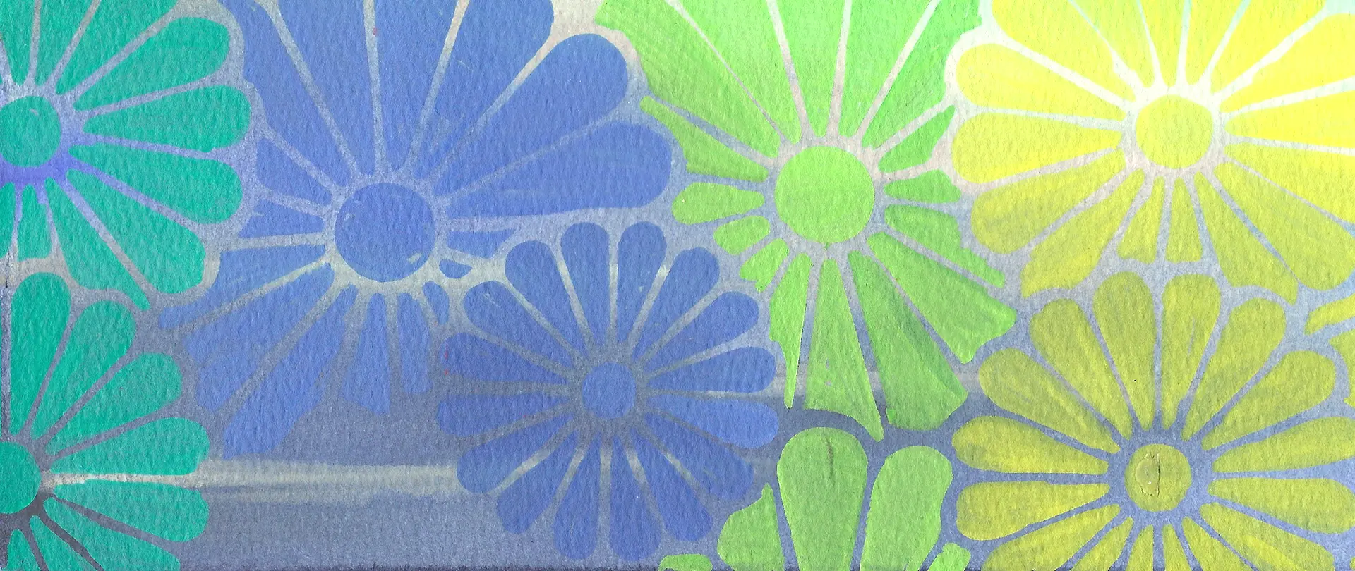 Bunte, stilisierte Blumen in Blau-, Grün- und Gelbtönen als abstraktes Kunstmotiv, das kreative Ausdrucksformen und Entspannung symbolisiert