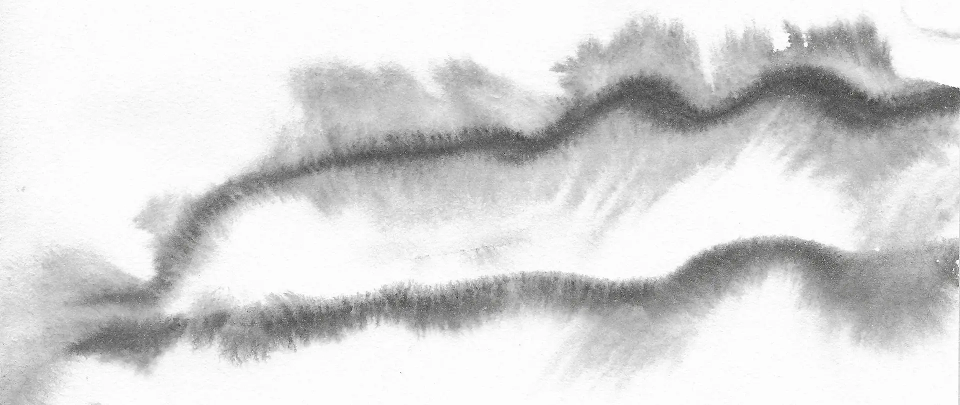 Abstrakte Tuschezeichnung in Sumi-e-Technik mit fließenden, meditativen Pinselstrichen in Schwarz-Weiß als Ausdruck von Achtsamkeit und Zen