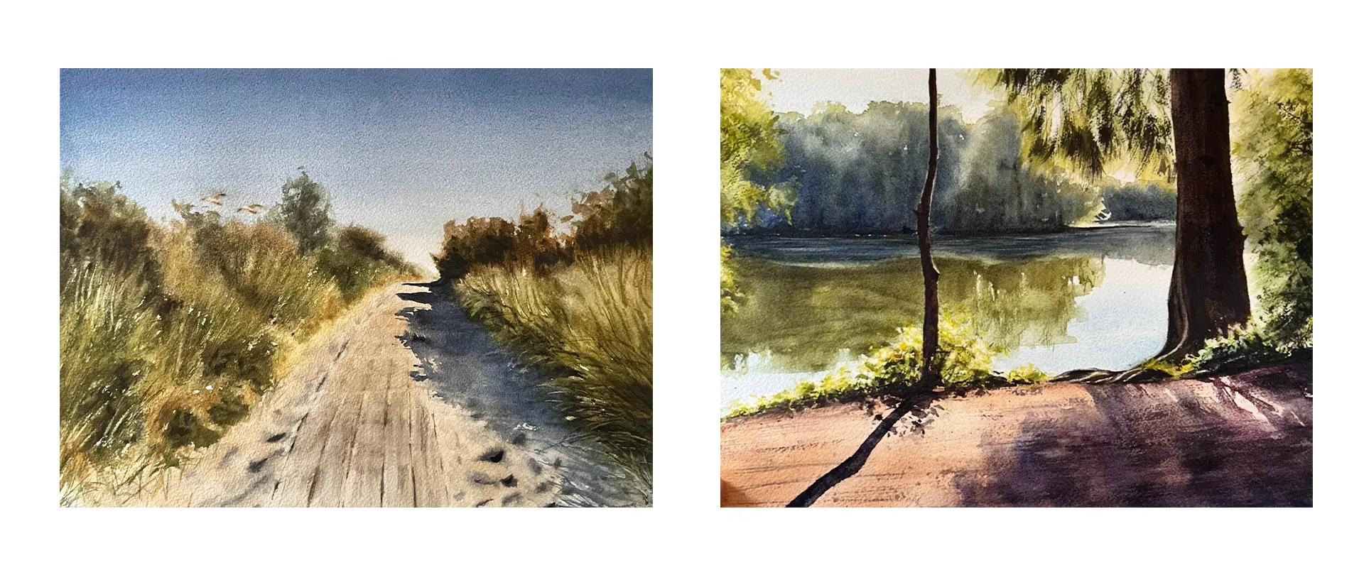 Links ein sonnendurchfluteter Holzsteg durch Dünen, rechts ein ruhiger See mit Bäumen und Schatten in atmosphärischem Aquarellstil