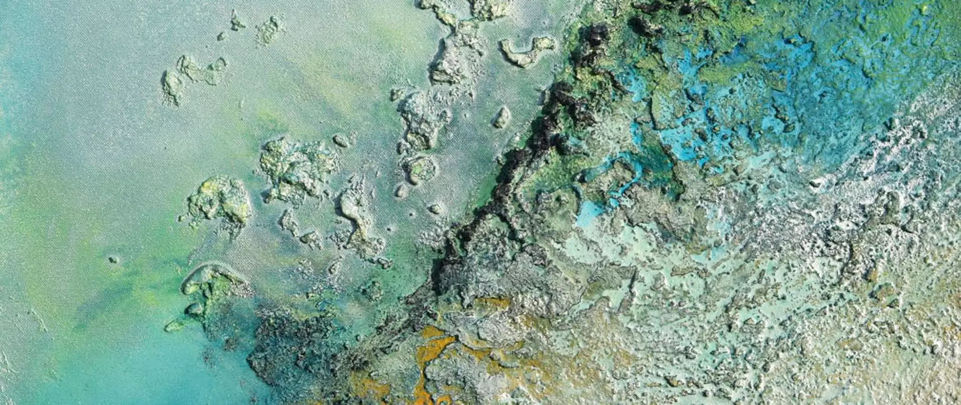 Abstrakte Farbkomposition mit leuchtenden Acrylfarben und vielfältigen Strukturen als Ausdruck freier Malerei