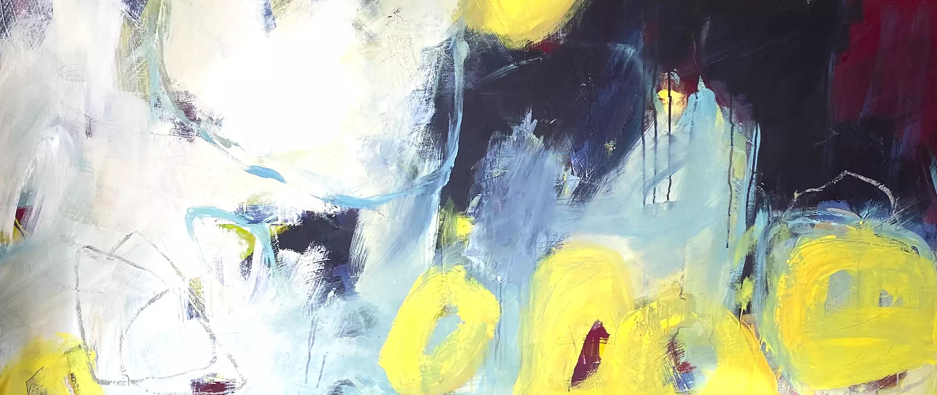 Abstraktes Gemälde mit dominanten gelben, weißen und blauen Farbflecken und unregelmäßigen Formen erstellt von artistravel Dozentin Brigitte Weber