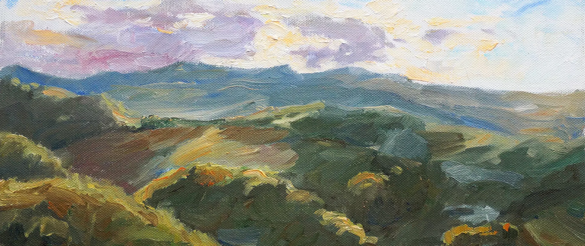 Malerische Landschaft mit Bergen und bewölktem Himmel als Beispiel für einen Grundlagenkurs zur Motivauswahl und Farbgestaltung