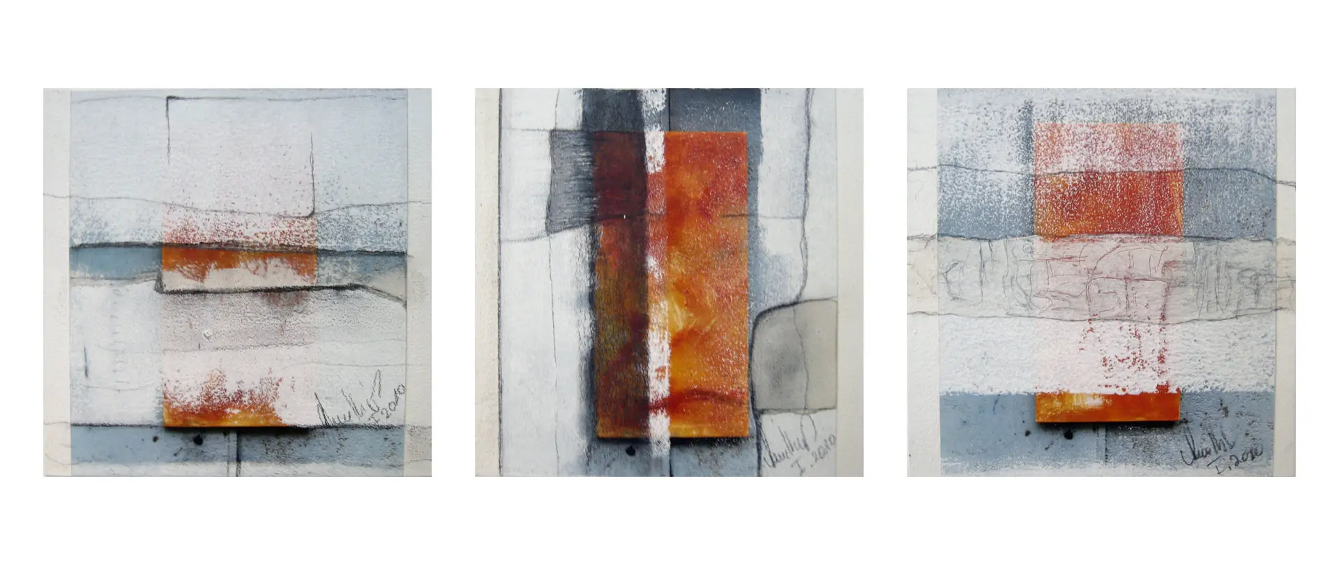 Dreiteilige abstrakte Collage mit verrosteten Metallplatten, Farbschichten und Papierfragmenten in Grau-, Blau- und Rosttönen als Ausdruck von Vergänglichkeit und Struktur