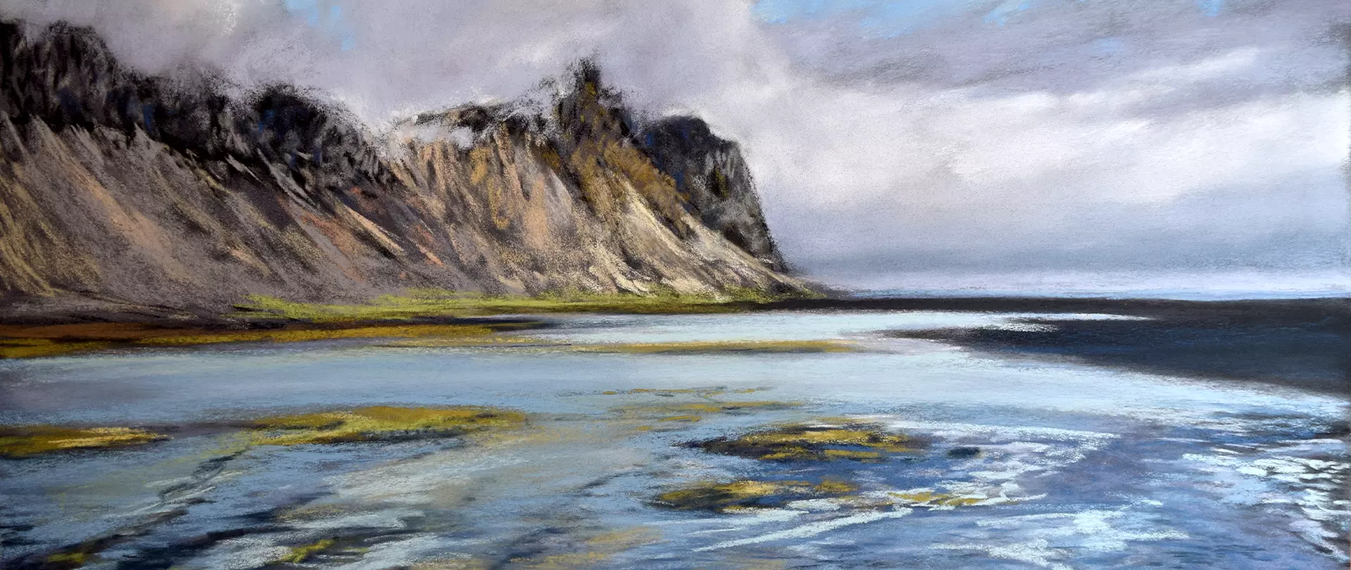 Nordische Küstenlandschaft mit felsigen Bergen, ruhigem Wasser und bewölktem Himmel in weichen Pastellfarben gemalt