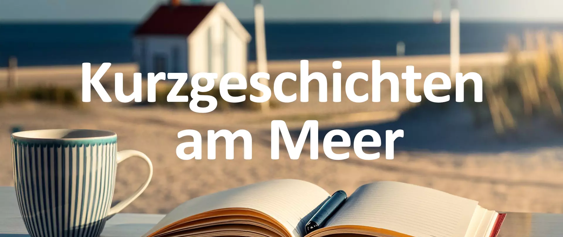 Offenes Buch und Tasse am Strand mit Blick auf das Meer, Text 'Kurzgeschichten am Meer'