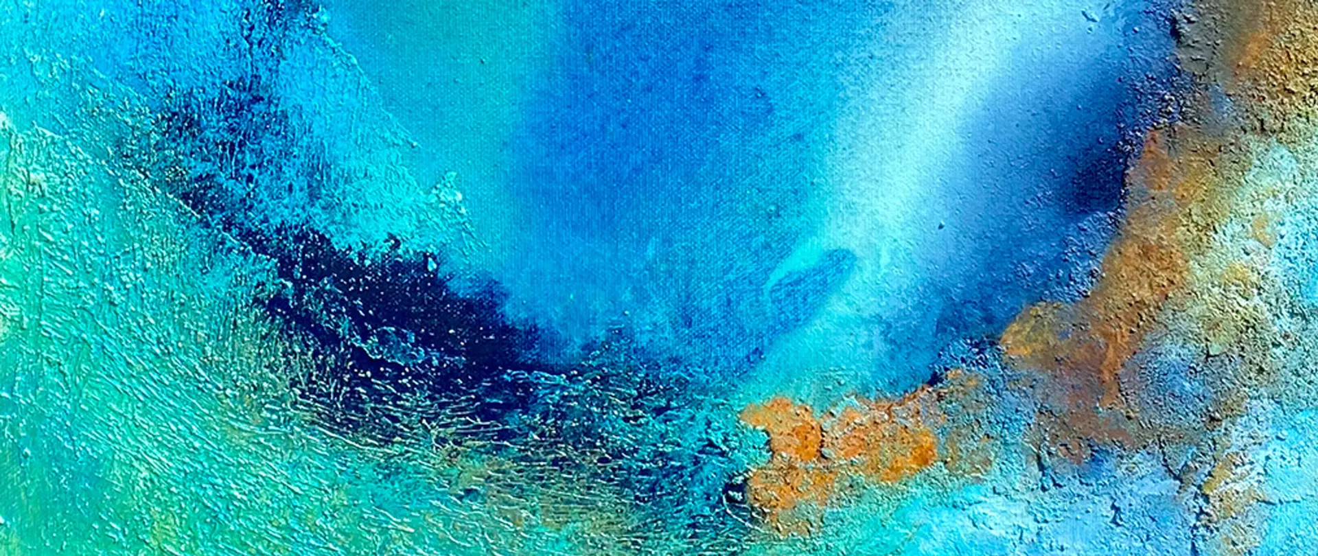 Abstrakte blaue Farbverläufe mit rostfarbenen und strukturierten Elementen als Inspiration für Kunst mit Rost und Struktur